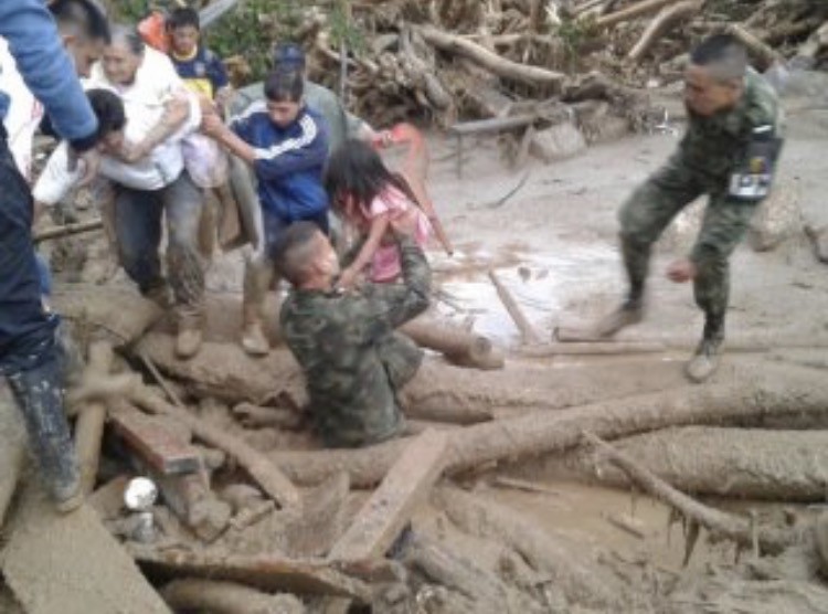Avalancha por lluvias deja 112 muertos en Colombia