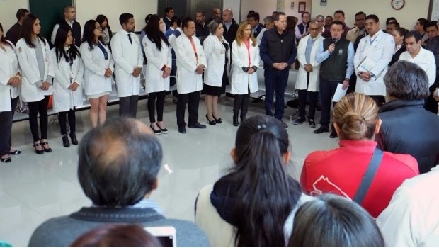 Eruviel y Mikel Arriola visitan a heridos de la explosión en Tultepec