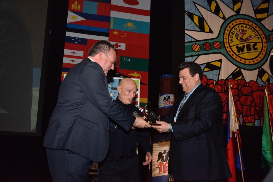 Recibe la CNS distinción de honor del CMB por su impulso al boxeo