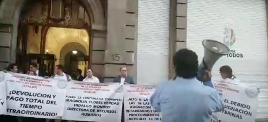 Se manifiestan trabajadores del STALDF afuera de la Asamblea Legislativa