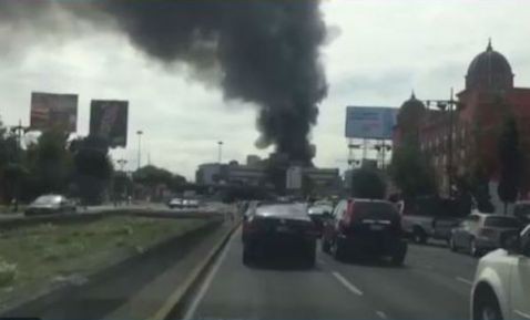 Protección Civil y bomberos combaten incendio en vinatería de Iztacalco