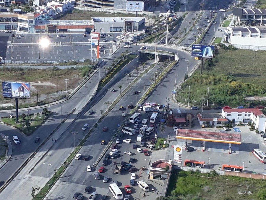 Habitantes de Cacalotepec cerraron accesos a Lomas de Angelópolis; exigen obras