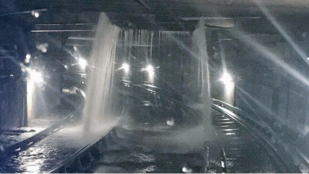 La linea 2 del Metro tuvo inundación tipo cascada