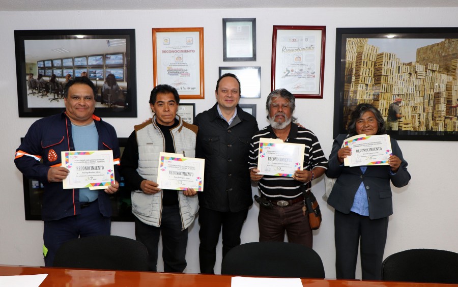 Reconocen trayectoria de trabajadores de la Central de Abasto