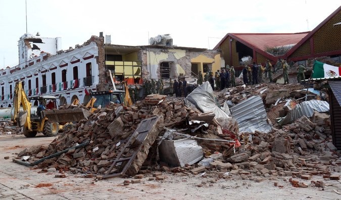 Suman 98 muertos tras terremoto ocurrido al sur de México