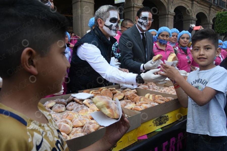 No paran las festividades en Zócalo Capitalino, por Día de Muertos