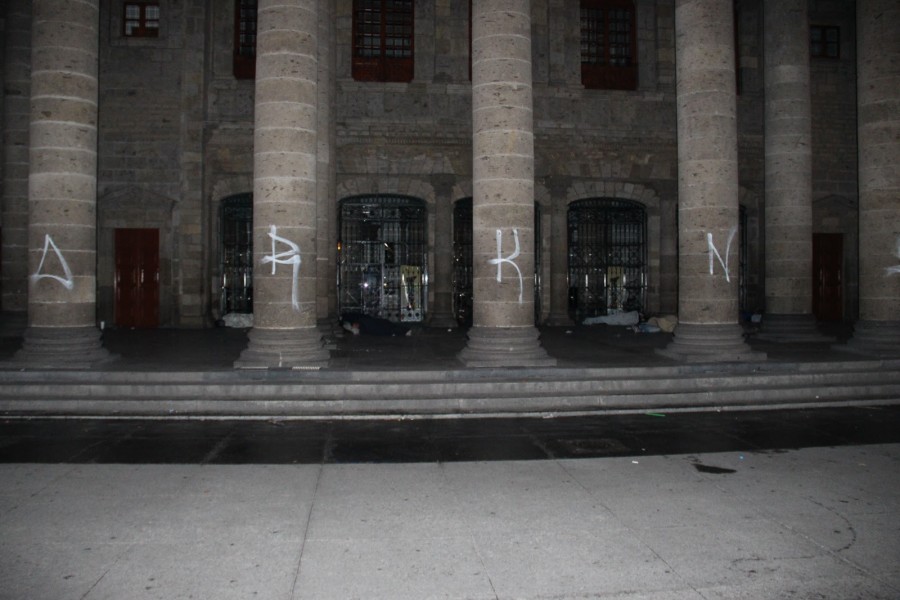 Grafittean columnas de El Teatro Degollado