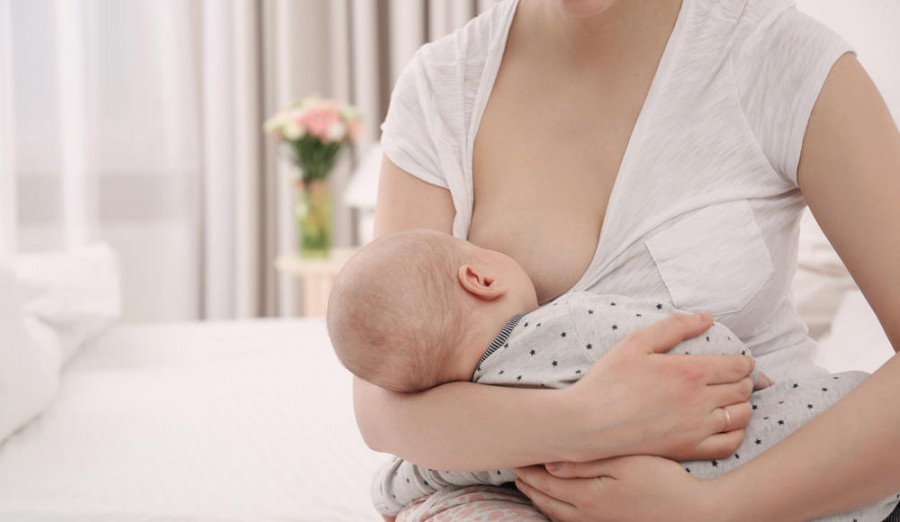 OMS insta a madres a continuar con lactancia aunque estén infectadas con COVID19