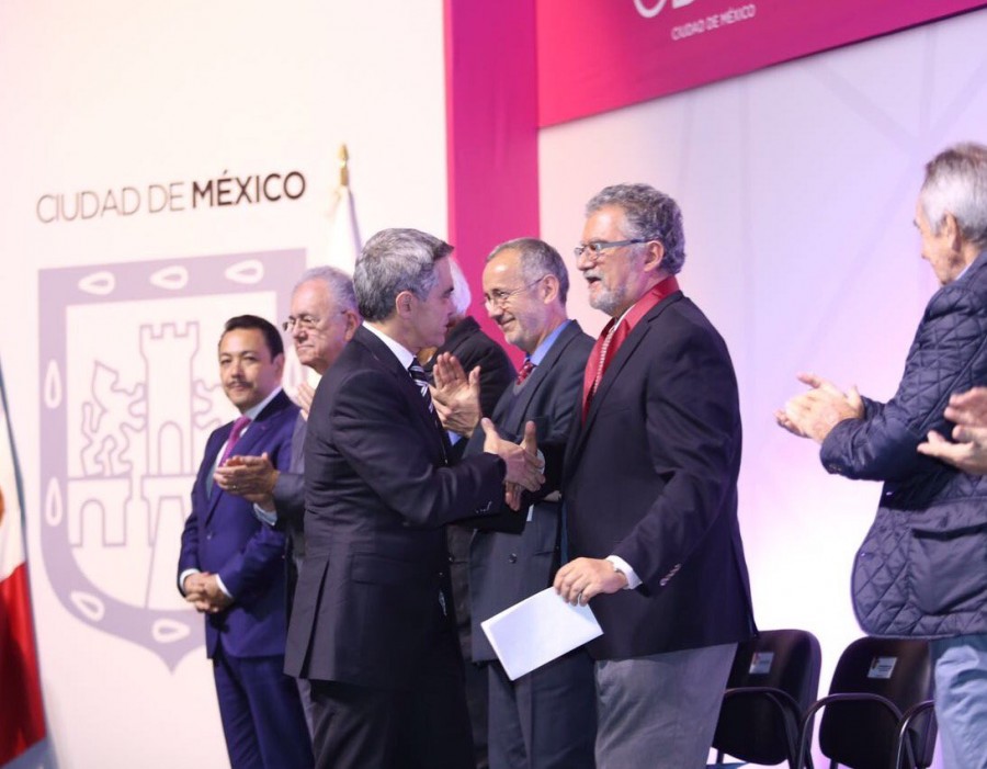 Recibe el premio Heberto Castillo, El Dr. Selman Lama