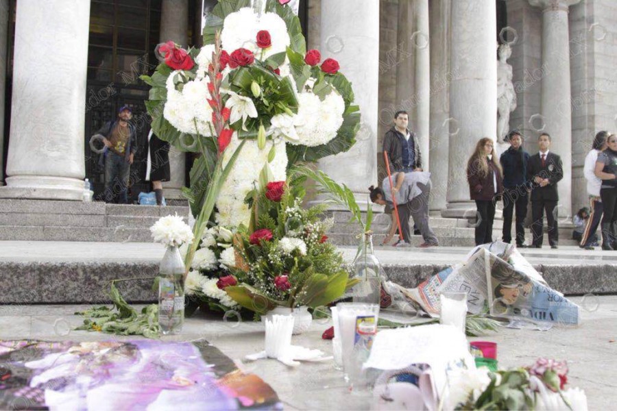Seguidores de Juan Gabriel llegan a Bellas Artes para rendirle homenaje