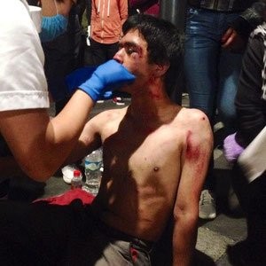 Capitalinos tiran vallas de seguridad para entrar a concierto de Roger Waters