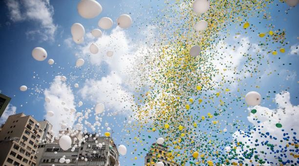 Sao Paulo despide el año con globos biodegradables