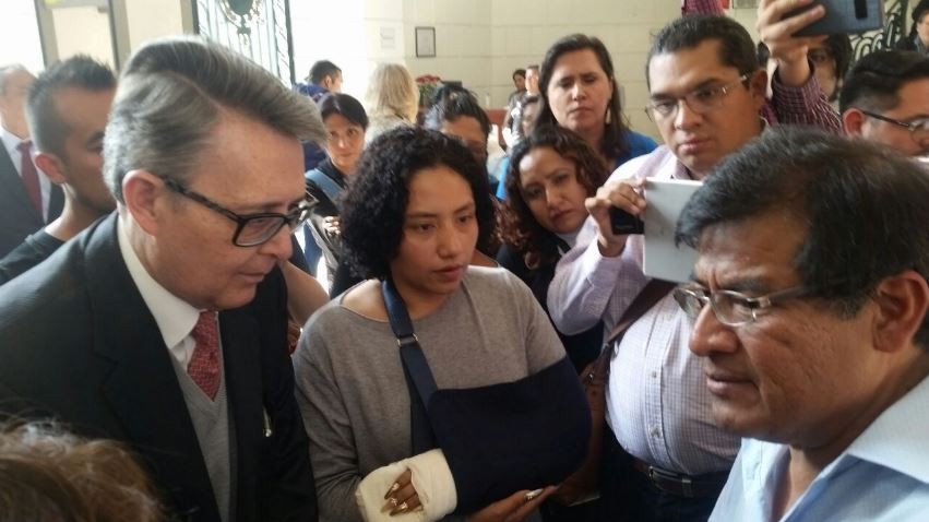Entre empujones y gritos, padres y maestros exigen en la ALDF reanudación de clases para 50 escuelas públicas