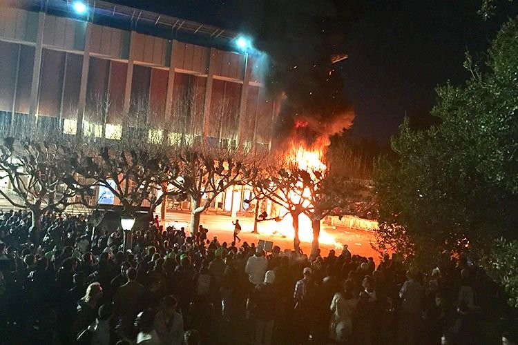 Protesta en la Universidad de California se torna violenta