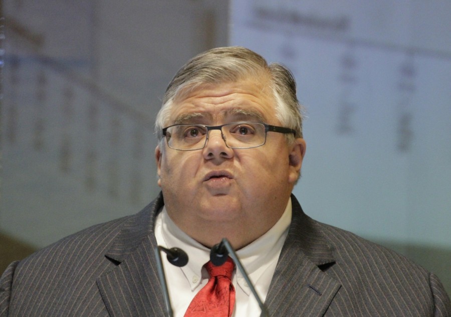 Pospone Agustín Carstens salida de Banxico