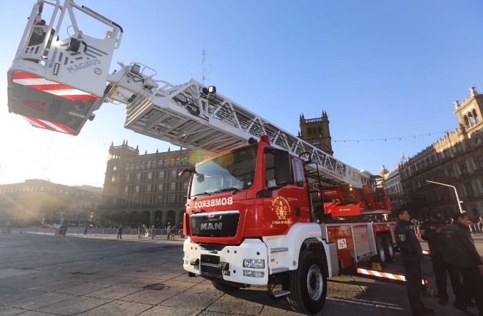 Entregan 18 camiones al Heroico Cuerpo de Bomberos