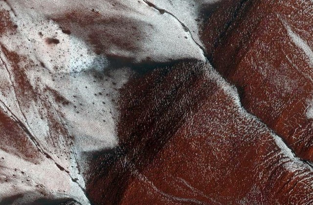 La NASA presenta fotografías de dunas de nieve tomadas en Marte
