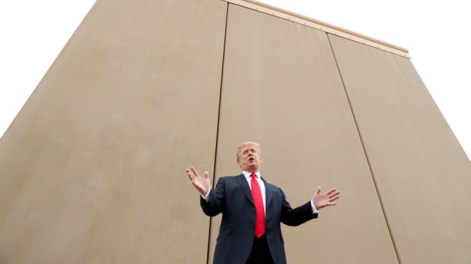 Planteó Trump disparar a piernas de inmigrantes y agregar un foso de serpientes al muro