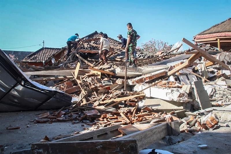 Aumenta a 436 la cifra de muertos por el terremoto en Indonesia