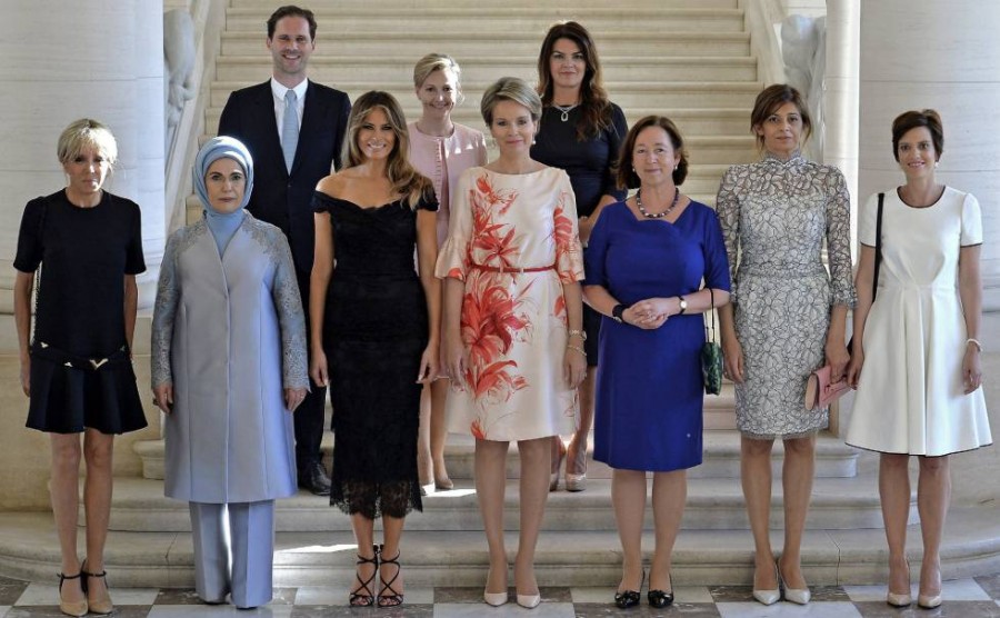 Esposo del primer ministro de Luxemburgo posa con las primeras damas de la OTAN