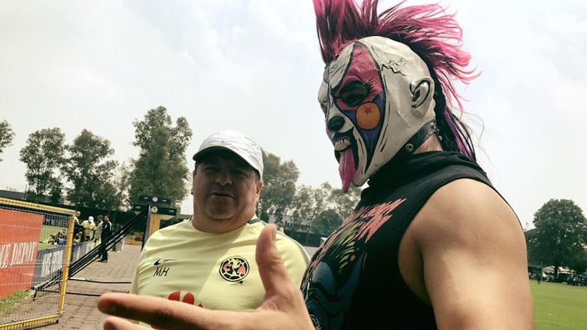 El luchador Psycho Clown visita al Club América
