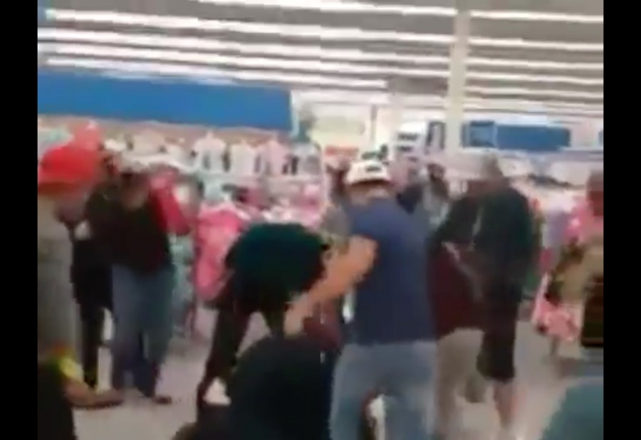 Golpean a vigilantes por llamarle la atención a menor de edad en un WalMart
