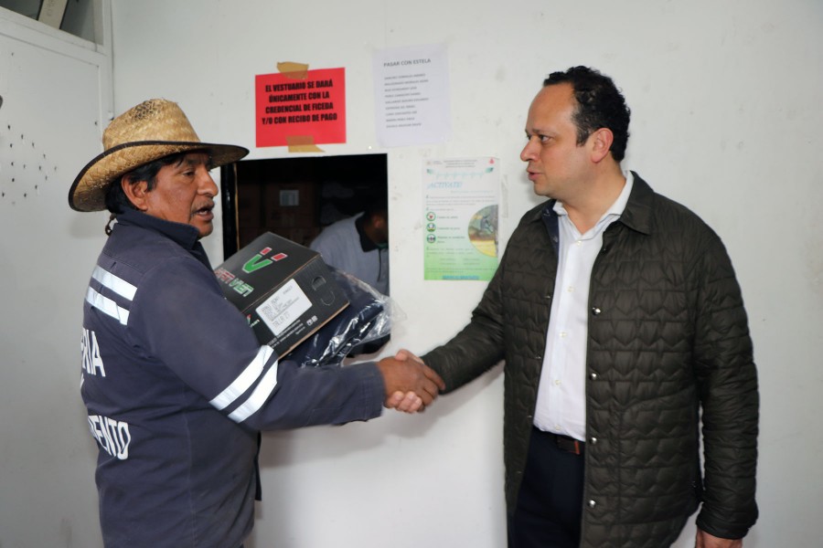 Renuevan uniformes a trabajadores de la Central de Abasto