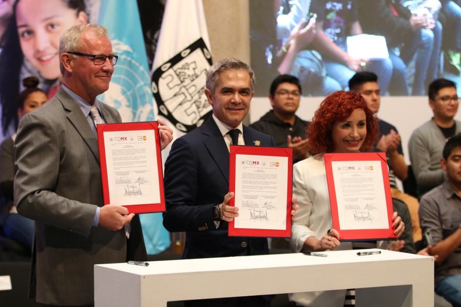 Firman convenio contra embarazos no planificados en la CdMx