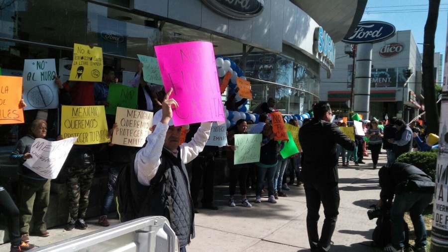 Protestan afuera de la compañía Ford