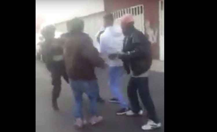 Policía dispara a mujer embarazada y testigos se le van encima