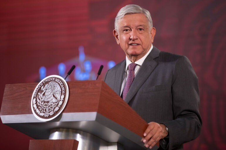 AMLO critica a adversarios por mensajes del Chicharito, Thalía y Derbez