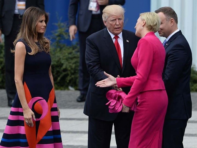 Primera dama de Polonia niega la mano a Trump