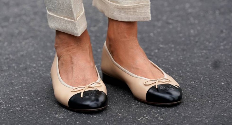 Melania Trump cambia zapatos de tacón por bailarinas tras su visita en la Florida