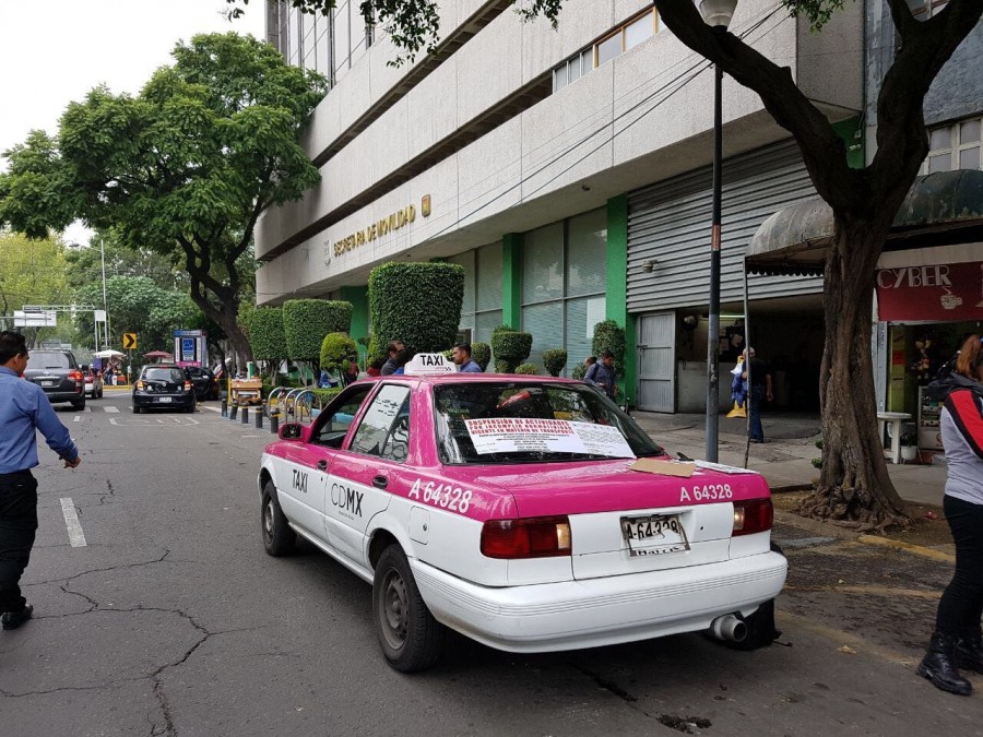 Suspenden concesión a taxista que inhalaba solventes en CDMX