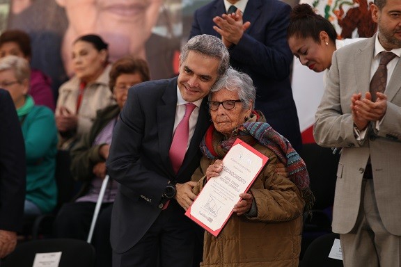 Entrega Mancera mil 800 tarjetas a adultos mayores