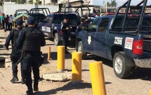 Detienen a custodios y escapan reos