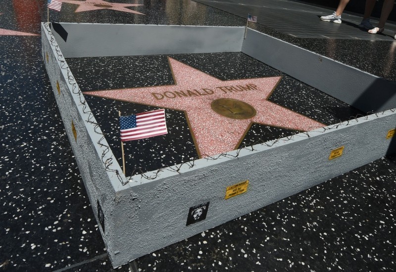 Demuelen la estrella de Trump en el Paseo de la Fama