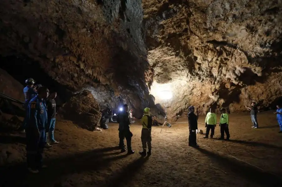 Tailandia acelera labor para rescatar 13 atrapados en cueva