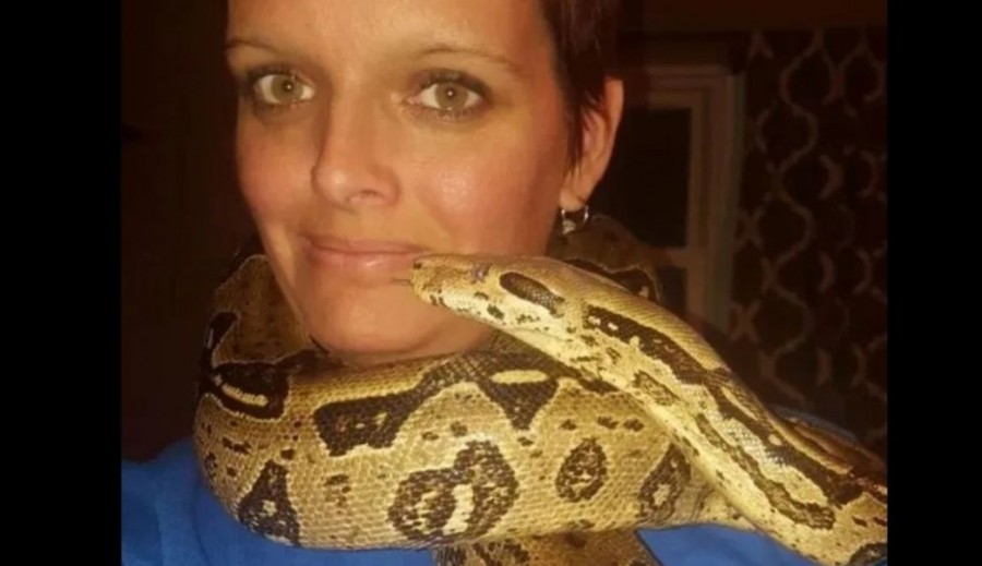 Encuentran sin vida a una mujer con pitón enrollada en el cuello