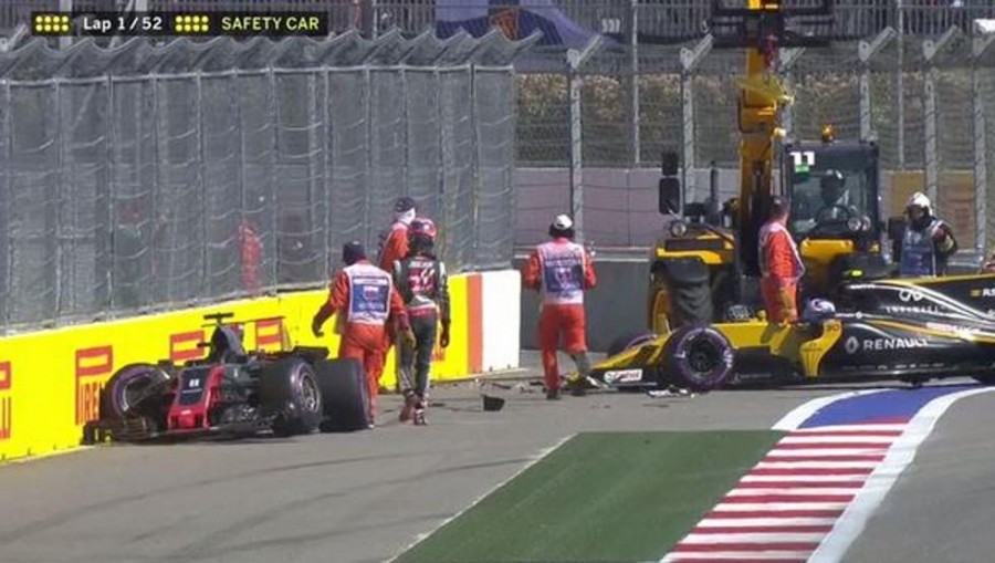Ocurre choque en la primera vuelta del GP de Rusia