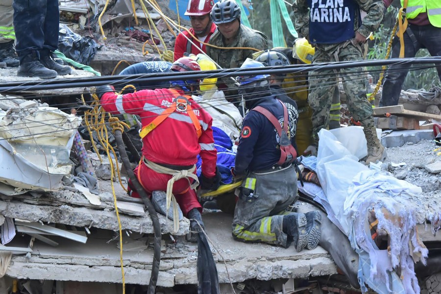 Rescatan de escombros a 53 personas en la CDMX
