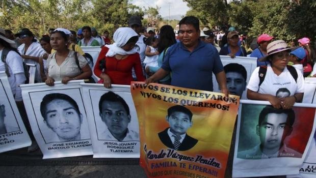 Padres de los 43 piden investigar a nuevo director de la AIC de la PGR