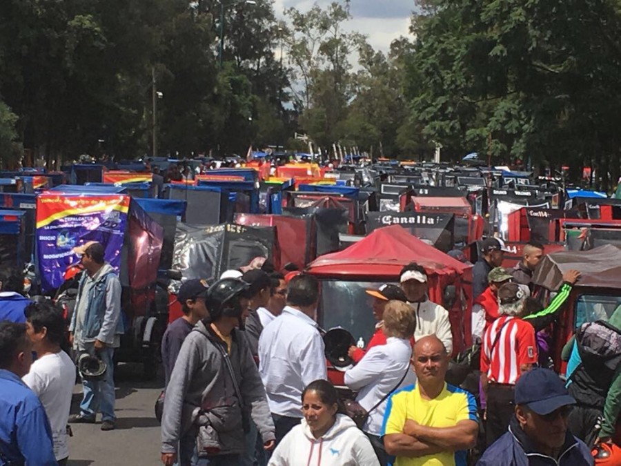 Mototaxistas de Iztapalapa arman frente para reactivar su servicio