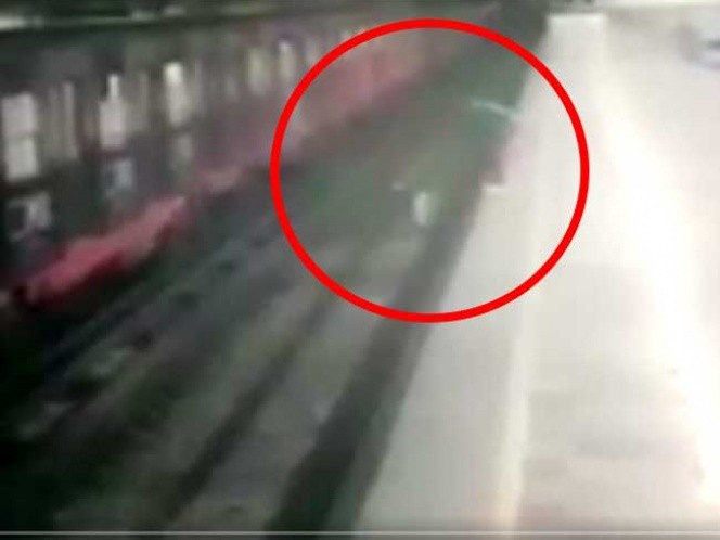Mujer intenta suicidarse con su hija en vías del metro de la CdMx