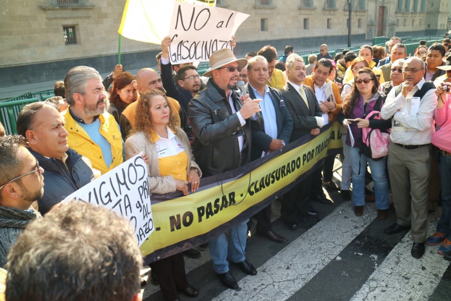 PRD realiza cadena humana en Palacio Nacional contra gasolinazo