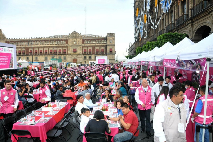 Saldo blanco en cena navideña en el Zócalo CDMX