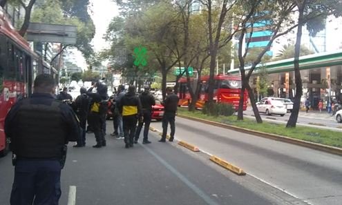 Causa taxi accidente al chocar con Metrobús en Insurgentes; hay 14 heridos
