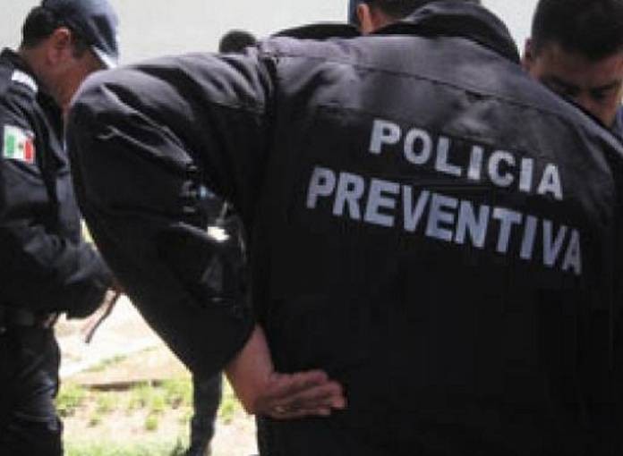 Intentan policías preventivos rescatar a narcomenudista de la policía federal
