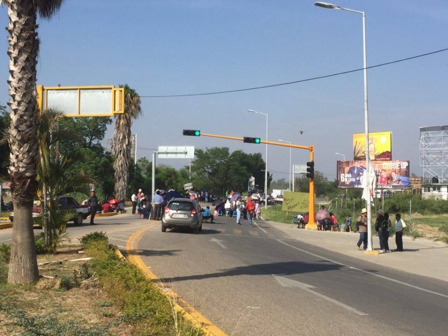 Los profesores de la sección 22 toman accesos de Oaxaca