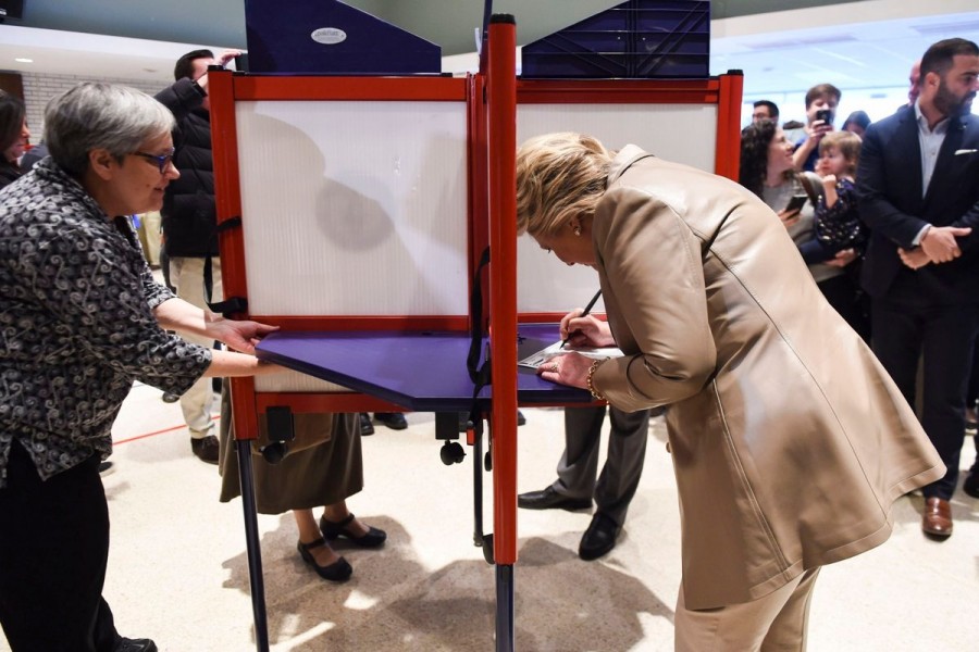 Acude a votar Hillary Clinton